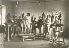 "Pallase" skulptuuriklass 1928-29. (?) a. Vasakult: 1) J. Keinänen; 2) Ed. Kutsar; 3) J. Hirv; 4) Kiin; 5) A. Starkopff; 6) Ernst Jõesaar; 7) Irmgard Luha
