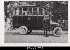 Esimene buss Tartus ja juht R. Selleke. Tartu 1923