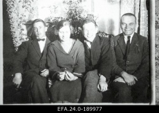 Õigusteaduse üliõpilased Konstantin Pätsi poeg Leo Päts (paremalt), J. Mändmets ja I. Lill (vasakul). [Tartu] 1923