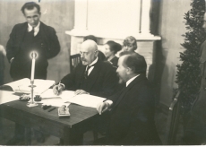 Välisminister J. Poska kirjutab alla Eesti-Vene rahulepingule 2. II 1920
