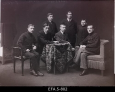 Viljandi trükikoja firma E. Hunt trükitöölised, I reas vasakult 2. Eduard Pink - masinameister, 3. Hans Kurtus - faktor laduja. 1920