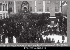 Rahvas Narva vabastamise aastapäeval Narva raekoja ees. 1920