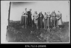 Naised labidatega. 1920