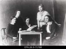 Eesti Naiste Liidu juhatus 1920-1922; keskel istub Marie Reisik.