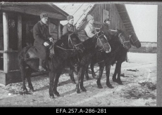 Eesti sõjaväe 8. polgu kuulipildujate roodu ratsasideväelased Vabadussõja ajal Kobõljakis.