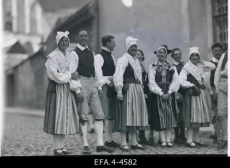 Eestirootslased Mihkli kiriku ees ootamas Rootsi kuninga Gustav V saabumist.06.1929