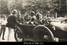 Eesti ohvitserid Landeswehri sõja ajal Riia lähistel. Autos istub vasakult 1. soomusrongide diviisi ülem polkovnik Karl Parts.