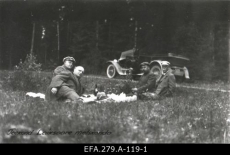 Grupp 1920.a maareformi läbiviimisest osavõtjaid teel Laiksaare metskonda.