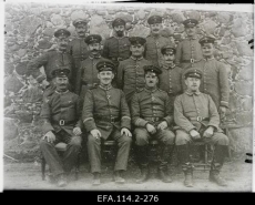 Saksa okupatsiooniväe sõdurid Vana-Võidus Arumetsa rehe seina ääres. 1918