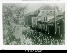 Saksa okupatsiooniväed Raekoja tänavas marssimas.	Tartu 1918