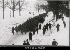 Saksa okupatsiooniväed Vabadussõja ajal Riia maanteed mööda Tartusse marssimas. 1918
