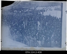 Eesti Vabariigi väljakuulutamise puhul Endla rõdu ette kogunenud rahvamurd. 23.02.1918.