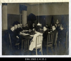 Grupp ühiskonnategelasi [Eesti Välisdelegatsiooni liikmed?] nõupidamisel ümarlaua taga [ca 1918-1919]