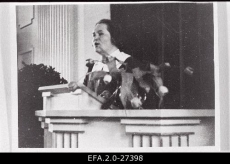 Naiskongressi korraldava toimkonna juhataja L. Eenpalu kõnelemas viiendal üle - eestilisel naiskongressil. 15.12.1935