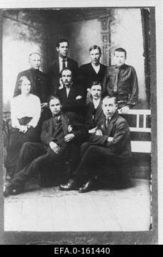 Narva bolševikud. Ülemises reas vasakult: A. Randmeer, H. Vilbael, V. Anni, O. Palgi; istuvad vasakult: A. Zeidberg, A. Balevski, A. Vilkes, A. Tiimann, R. Eige. 1917