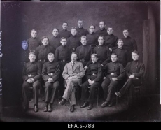 Viljandisse evakueeritud Miitavi reaalkooli õpetaja ja õpilased. 1917