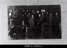 "Dvigateli" vabriku galvaanikatsehhi töölised tsehhis (9 meest, teiste seas hilisem EKP kuller Hans Pruss (Brüss)). Tallinn u. 1916