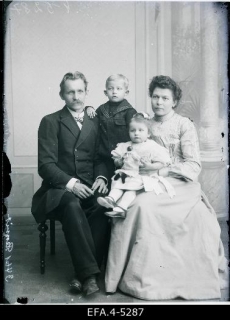 Luuletaja ja raamatukaupmees Andres Rennit, koos perekonnaga. Viljandi 14.03.1904
