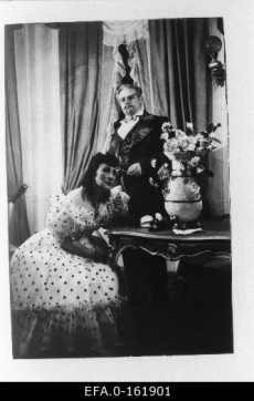 Stseen G. Verdi ooperist “Traviata” teatris “Estonia”. Violetta - Ida Loo - Talvari ja Germont - Tiit Kuusik. 1941