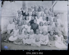 Paide lasteaia [Paide väikelaste kooli] lapsed ja kasvataja Siiberg. 1907