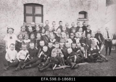 Kunda lasteaia lapsed koos kasvatajaga. 1919