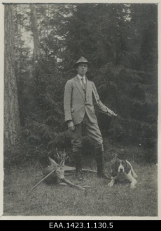 Arvatavasti Roman von Ungern-Sternberg poseerimas metsa all koos jahikoera ning jahisaagiks saadud metskitsega. 1913