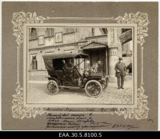 Tallinna kaupmees Christian Rotermannile kuuluv ameerika autotootja "REO" auto, kapotil istub koer. 1911
