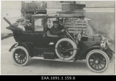 Klaus Kaspar Alexander ja tema õde Helene Julie Sophie Charlotte Ungern-Sternberg automobiilis Villa Wendeni ees. Haapsalu. 1900-ndad