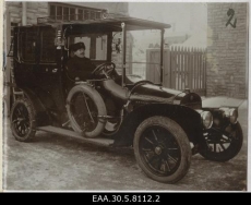 Vabrikujuhataja Christian Lutherile kuuluv Böömimaa autotootja "Laurin & Klement" auto koos juhiga. 1912?