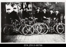 Viru-Nigula jalgratturite koondis, paremalt 1. Peeter Vaater. 1907