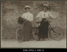 Else ja Selma Raehlmann jalgratastega. 1908 - 1909