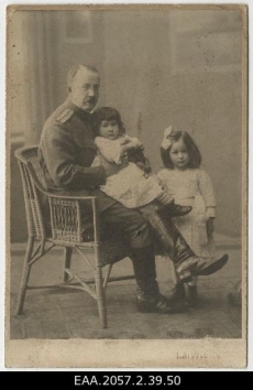 Baltimaade mõisnike fotod. Mundris mees kahe tütrega. 1910-ndad