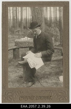 Baltimaade mõisnike fotod. Mees lugemas ajalehte Rigasche Rundschau. 1900-ndad - 1915