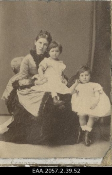 Baltimaade mõisnike fotod. Naine kahe lapsega. 1870-ndad - 1890-ndad