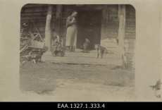 Kingsepp Vokk oma koertega Roelas trahtri juures. 1906