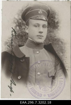 Tartu keiser Aleksander I gümnaasiumi 6. klassi õpilane, amatöörfotograaf Ernst Witow koolivormis, portreefoto. 1910