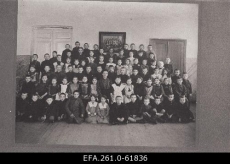 Esimese maailmasõja sõjapõgenikud- õpilased 1917.a Narvas rooma- katoliku kiriku juures asuvas koolis.