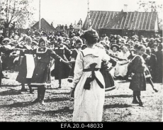 Tütarlaste võimlemisrühm Eesti suure laulupeo ajal Pärnus esinemas.	 1913