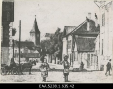 Tartu vaateid 1885. a. R. von Zur-Mühlenilt
Vaade ühele Tartu tänavale, taustal paistmas Jaani kirik, repro Julius Rudolf von zur Mühleni litograafiast