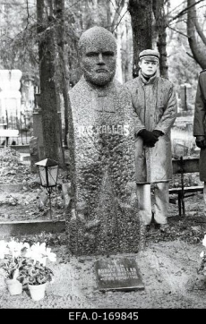 Mälestusmärk vaimulik ja pedagoog Rudolf Gottfried Kallasele Raadi kalmistul.19.11.1990