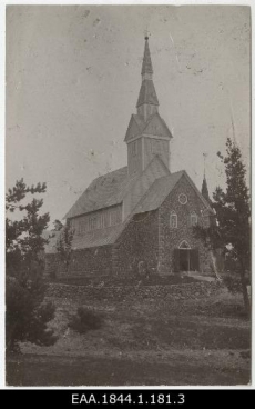 Ruhnu uus kirik (pühitsetud 1912), selle tagant paistmas vana puukiriku tornitipp