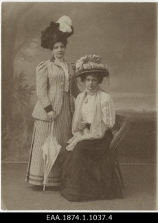 Kaksikportree naistest. Ateljeefoto 1908