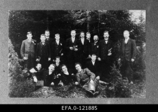 Viljandimaa laulupeo võistulaulmisel esikoha saanud Suure-Jaani Karskuse Seltsi meeskoor. Paremalt esimene koorijuht Andres Stern. 1907