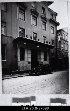 Vaade hotelli „Kuld Lõvi“ hoonetele Harju tänavas. Enne 1940.