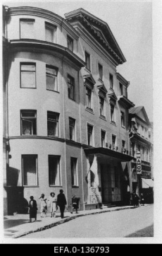 Vaade hotellile "Kuld Lõvi" ja kinole "Amor". Tallinn 1940