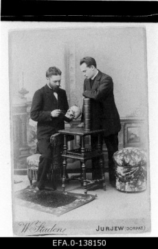 Sõbrad arst Eduard Alver (vasakul) ja ajalehe "Teataja" toimetaja Konstantin Päts. 1902