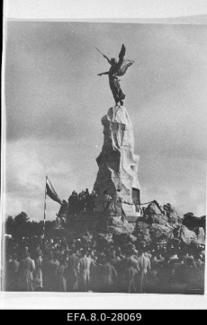 Skulptor A. Adamsoni poolt valmistatud Russalka mälestussamba avamine Tallinnas. Vasakult: 1. Eestimaa kuberner Bellegarde. 1902