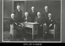 Tartu linnavalitsuse liikmed istuvad (vasakult): linnapea Karl Luik, August Mõru, Johannes Märtson, Julius Lill; seisavad: Voldemar Tamman, Karl Pahk, August Mägi. 1927 - 1929