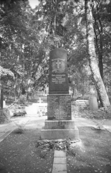 Vabadussõjas langenute mälestusmärk Maarja-Magdaleena kalmistul 1997