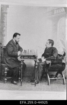 Vene malekooli rajaja M.I. Tšigorin (vasakul) mängimas Pärnust päritoleva Baltimaade silmapaistva malemeistri Andreas Ašariniga. 1892